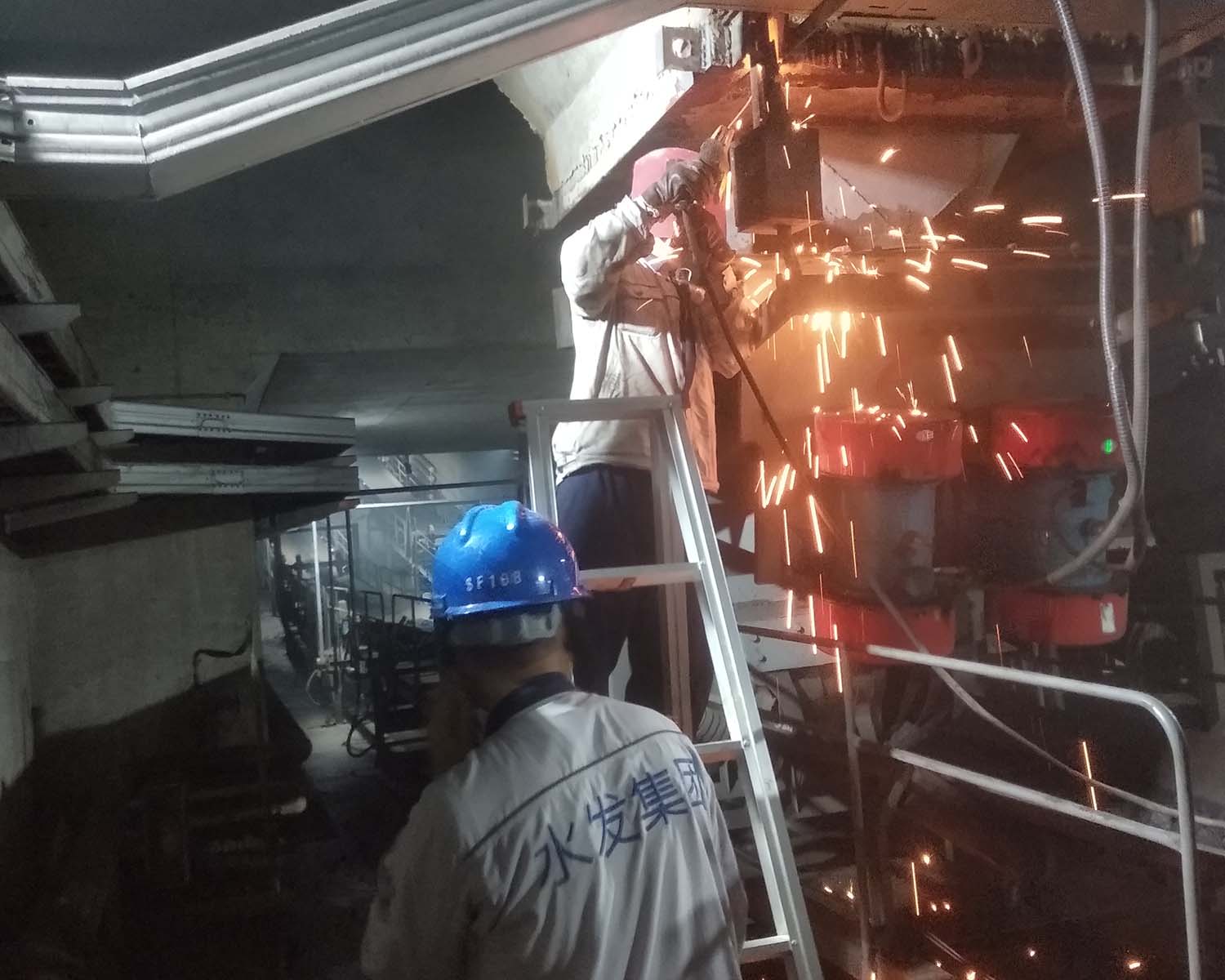 榮成昊陽熱電有限責(zé)任公司 更換振動給煤機(jī)吊鉤 夏黎明 18769114385.jpg
